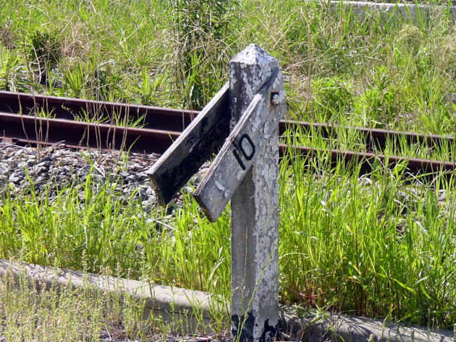 ぼろぼろの勾配標識